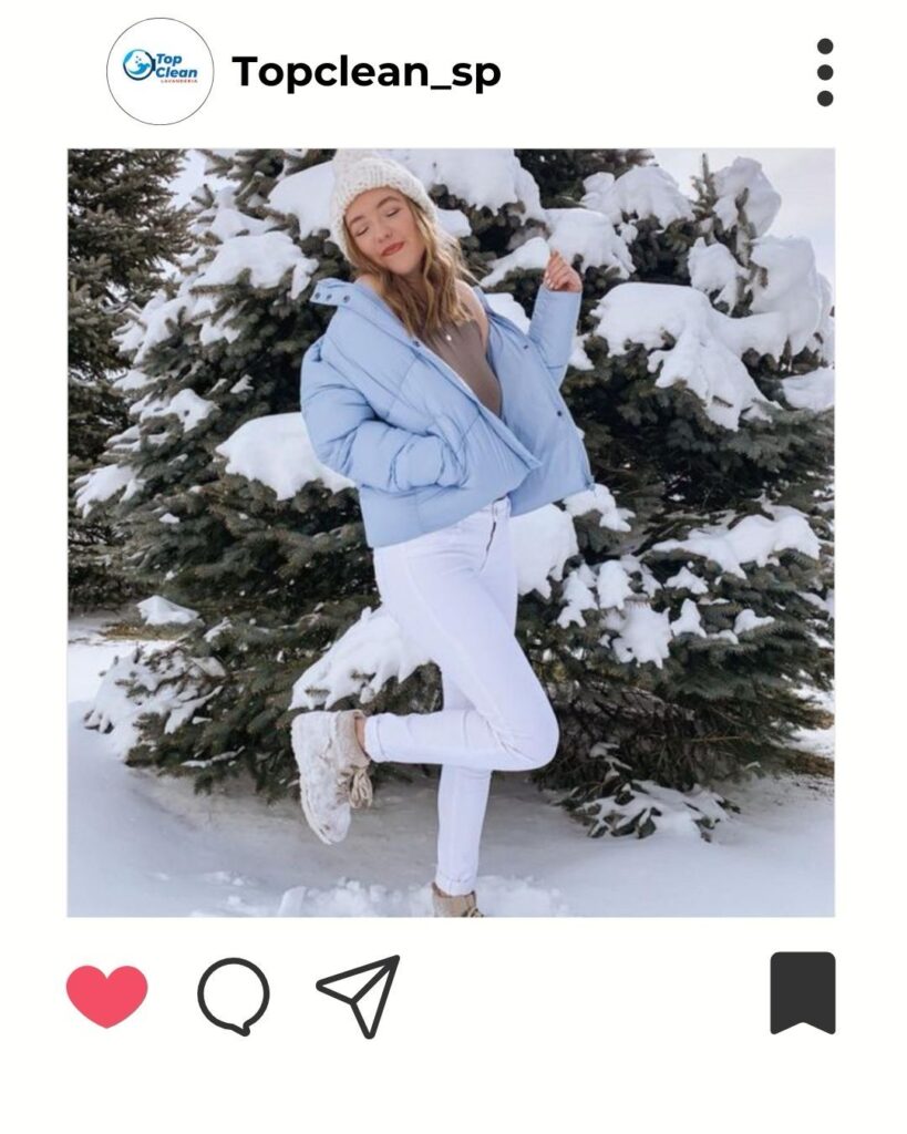 Frame de post do Instagram contendo a foto de uma garota jovem na neve, com roupa de neve